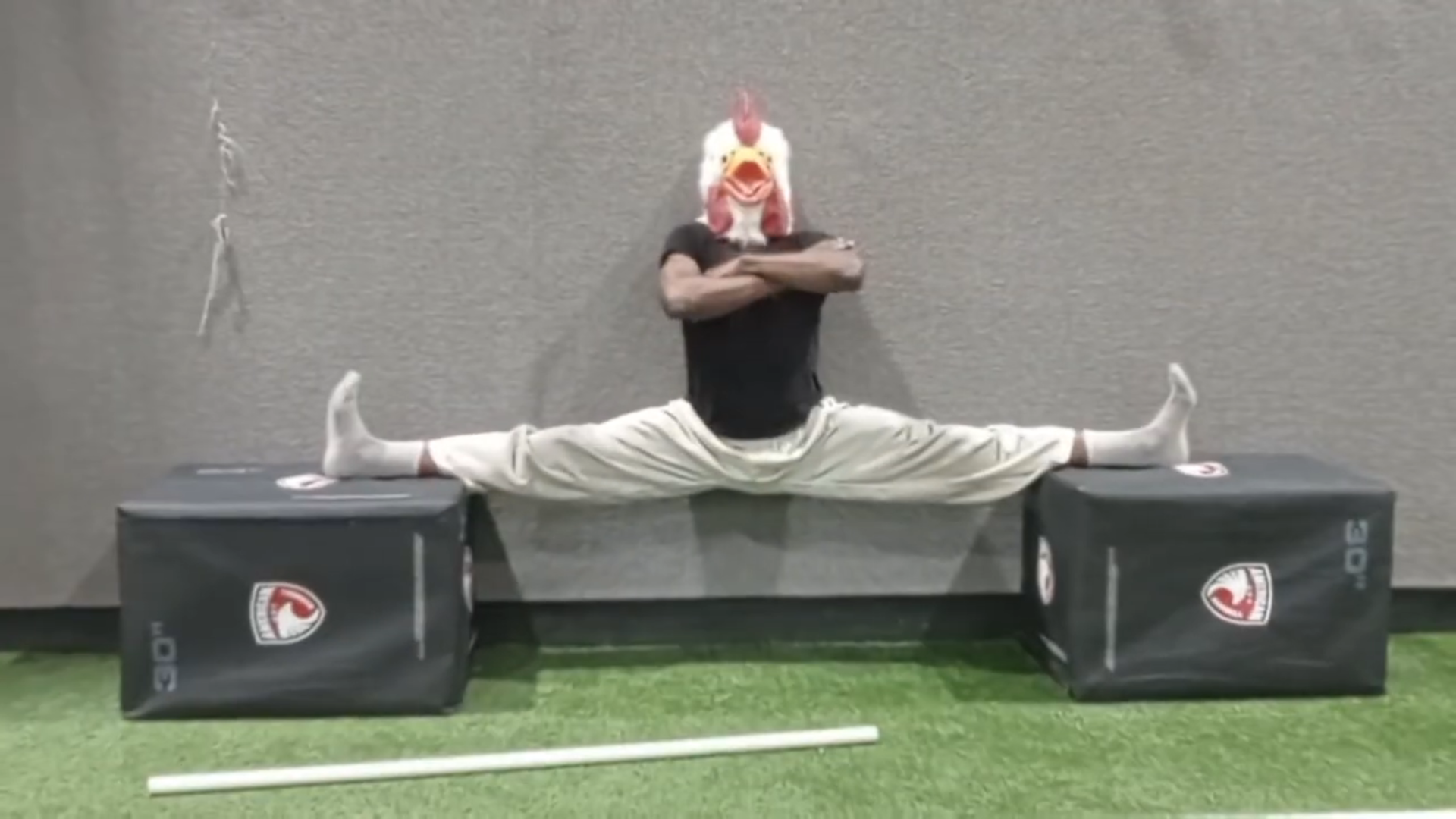 Coach Tactus XII performing a full box split